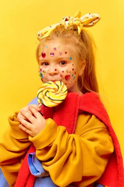 Zoete Jeugd Foto Van Een Schattig Meisje Met Lolly Snoep — Stockfoto
