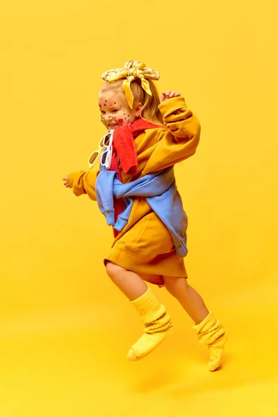 Try Catch Full Length Profile Photo Running Away Little Girl — Stock Photo, Image