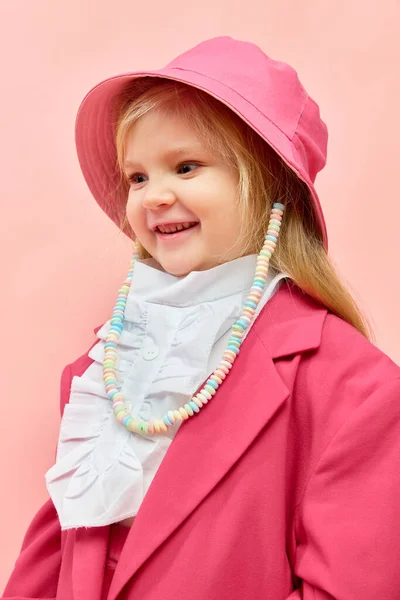 Retrato Criança Pequena Elegante Vestindo Cobertura Para Cabeça Rosa Sorrindo — Fotografia de Stock