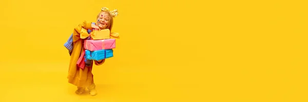 Boldogság Öröm Egy Kislány Sok Ajándékkal Dobozokkal Boldog Arccal Sárga — Stock Fotó