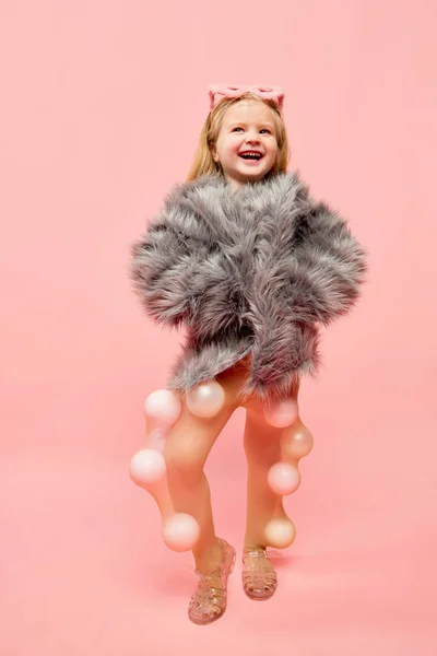 Joyful Photo Little Happy Girl Wearing Sunglasses Fur Coat Keeping — Stock Photo, Image