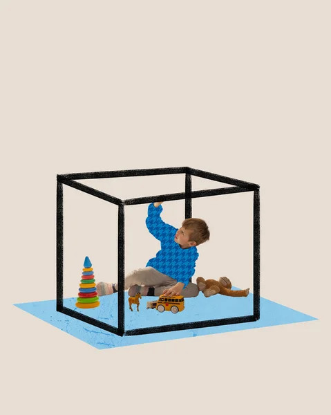 Bermain Dengan Mainan Kolase Konseptual Dengan Anak Duduk Kotak Khayalan — Stok Foto
