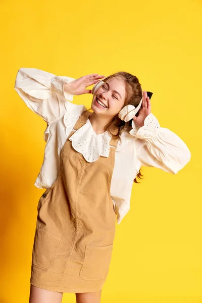 Muchacha Joven Excitada Con Pelo Rojo Usando Auriculares Inalámbricos Escuchando — Foto de Stock
