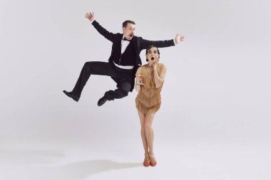 Keyfinize bakın. Eski zaman gece elbisesi ve takım elbisesi içinde dans eden etkileyici dansçılar. Aşk ve müzik, klasik moda. Güzellik, duygular, sanat, ilişki, eski tarz