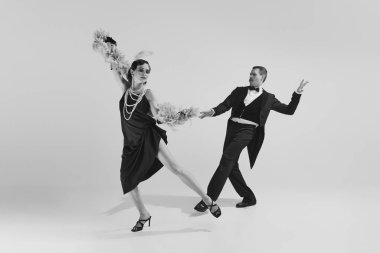 Retro adam ve çekici kadın eski moda şık kıyafetler içinde birlikte eğleniyorlar. Aşk ve müzik kavramı, cazibe ve moda, zengin insanlar parti konsepti, Amerikan kültürü, performans