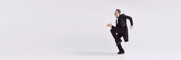 Vtipné Pohyby Fotografie Retro Muže Retro Večerních Slavnostních Šatech Tančících — Stock fotografie