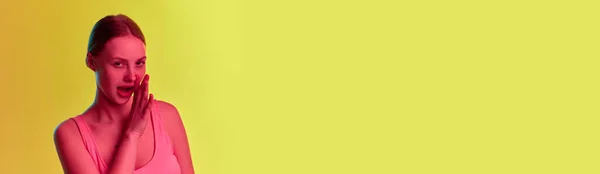 Сплетни Знамя Очаровательной Молодой Девушкой Показывающей Готовность Рассказать Новое Жёлтом — стоковое фото