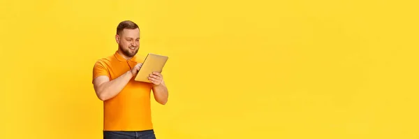 推销员 远程工作 横幅与一个英俊的男子使用数字平板和笑与享受脸隔离黄色背景 广告的概念 — 图库照片