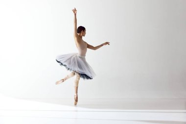 Balerin Dansı. Beyaz arka planda zarif elleriyle dans eden güzel bir balerin. Sanat, hareket, hareket, esneklik, ilham konsepti. Çağdaş dansın güzelliği