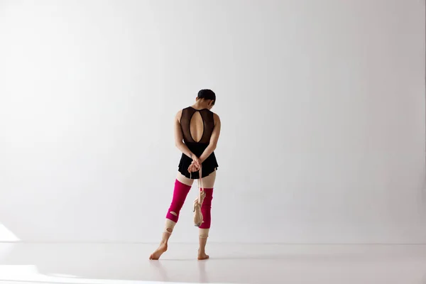 Elegante Entrenamiento Bailarina Clásica Sala Ballet Sobre Fondo Blanco Belleza —  Fotos de Stock