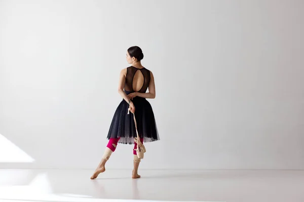 Klassieke Danser Jonge Sierlijke Balletdanser Zwarte Jurk Die Poseert Puntschoenen — Stockfoto