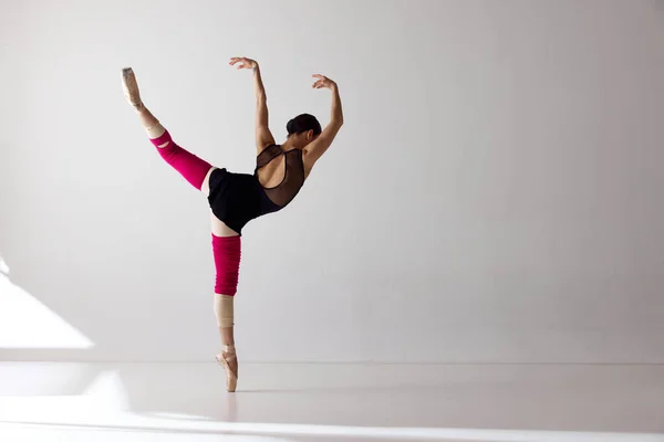 Momentos Ternos Retratos Bailarina Profissional Concurso Dançando Bodysuit Preto Isolado — Fotografia de Stock