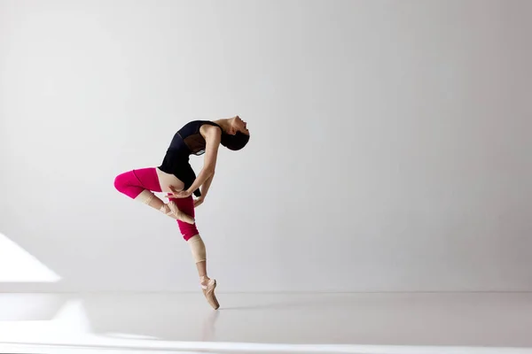 インスピレーションを受けた 白を基調とした若く優雅なバレエダンサー 柔軟なバレリーナ 無重力ジャンプ アート モーション アクション 柔軟性 インスピレーションのコンセプト コンテンポラリーダンスの美しさ — ストック写真
