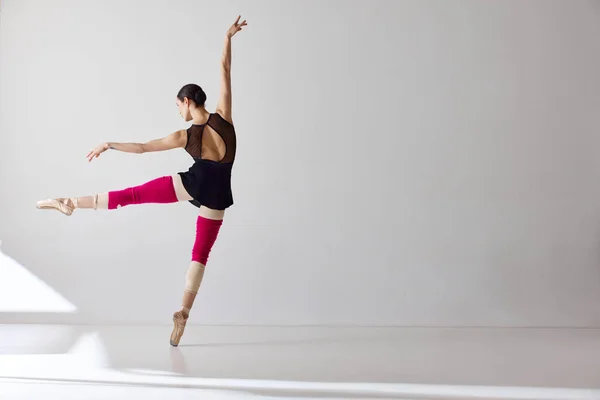 经典芭蕾舞 一位漂亮的芭蕾舞演员穿着尖皮鞋 手感柔韧 手感优美 背景洁白 灵活性 灵感概念 — 图库照片