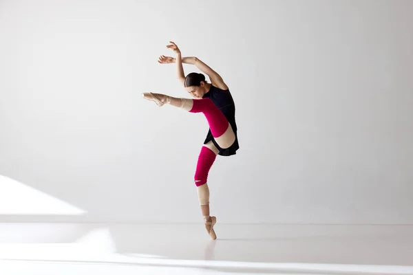 显示优雅 年轻美丽的芭蕾舞演员穿着尖尖的鞋子跳舞 从白色的背景上眺望远方 经典芭蕾的概念 创造力 — 图库照片