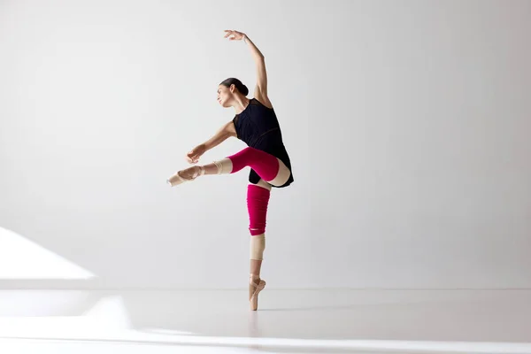 当代芭蕾舞 一位穿着尖皮鞋的柔韧芭蕾舞演员紧闭双眼在白色背景上跳舞 柔韧的概念 — 图库照片