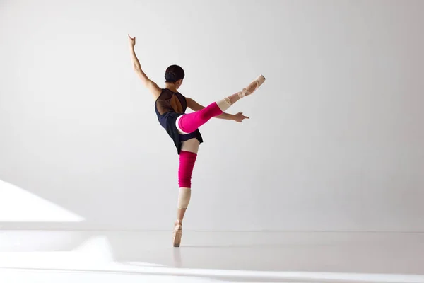 经典芭蕾舞 芭蕾舞者站在那里 穿着尖尖鞋 手指尖上跳着白底舞 灵活性 灵感的概念 当代舞蹈的美丽 — 图库照片