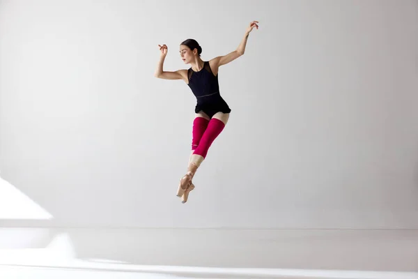 芭蕾舞演员弹跳 拍跳芭蕾舞演员与伸展的脚在白色背景 灵活性 灵感的概念 经典芭蕾舞 当代舞蹈的美丽 — 图库照片
