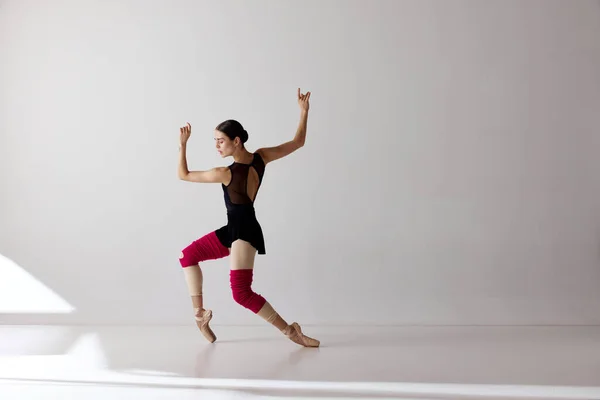 Belleza Danza Contemporánea Una Joven Bailarina Con Zapatos Puntiagudos Bailando —  Fotos de Stock