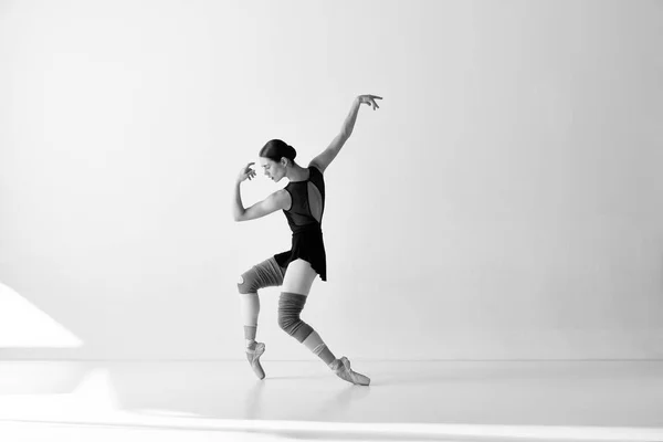 Estética Ballet Uma Bailarina Emocional Usando Sapatos Pontiagudos Dançando Ponta — Fotografia de Stock