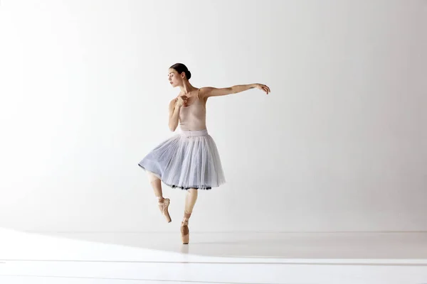 インスピレーション チュチュの感情的なダンスを身に着けて美しいバレリーナ アート アーティスト ムーブメント アクション モーションコンセプト コンテンポラリーダンスの美しさ — ストック写真
