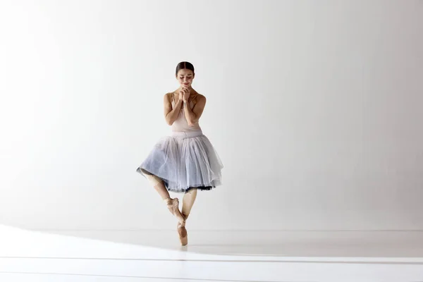 Estetyka Baletu Urocza Balerina Złożonymi Rękami Uśmiechnięta Zamkniętymi Oczami Białym — Zdjęcie stockowe