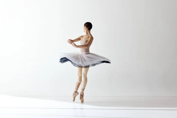 Изящные Движения Одной Красивой Балерины Танцующей Белом Фоне Танцовщица Балетном — стоковое фото