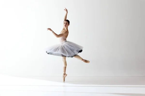 Czuła Dusza Portret Młodej Baleriny Tańczącej Wykonującej Wyizolowane Białym Tle — Zdjęcie stockowe