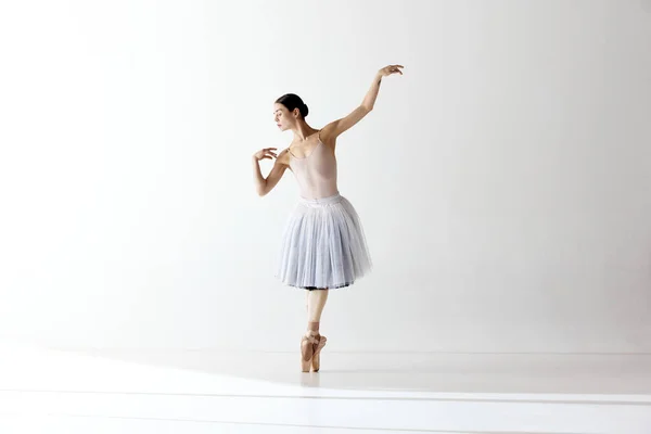 Виступ Соло Балерина Танцює Граціозним Рухом Сукні Білому Фоні Мистецтво — стокове фото