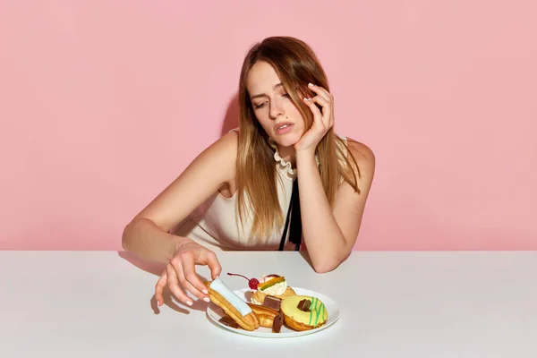 Extrakalorien Entzückendes Mädchen Das Tisch Sitzt Und Ecler Mit Traurigem — Stockfoto