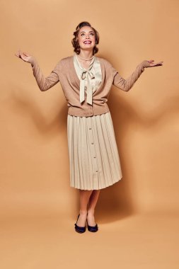 Mutluluk, iyi haber. Retro kıyafetler giyen ve bej arka planda gülümseyen büyüleyici bir kadının fotoğrafı. İnsan duygularını, modasını, güzelliğini, eski tarzını, eski tarzını, 60 'lı yıllarını kavra