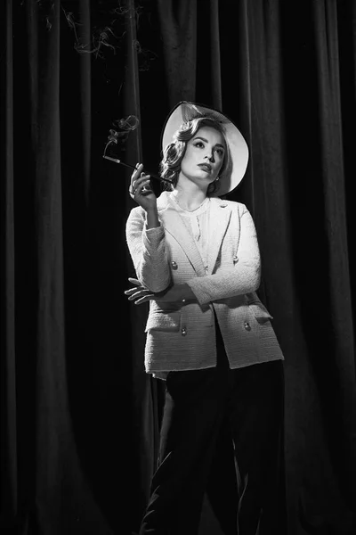 お嬢様 エレガントな衣装の喫煙と離れて見て身に着けている美しい女性の黒と白の肖像画 美しさ ファッション 古い映画 レトロ ヴィンテージスタイルの概念 — ストック写真