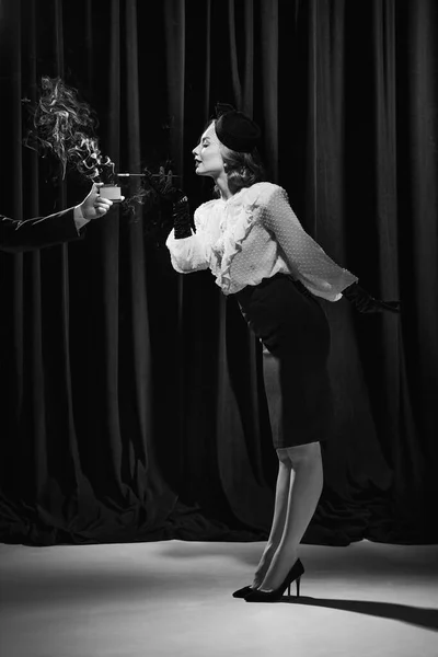 Cigarrillo Ligero Retrato Una Hermosa Mujer Con Traje Vintage Pie — Foto de Stock