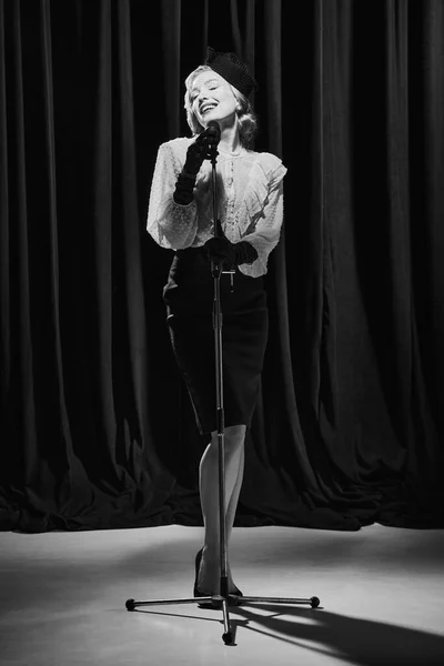 Cantante Con Micrófono Mujer Adorable Con Ropa Vintage Pie Con — Foto de Stock