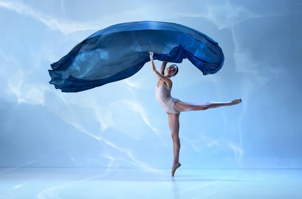 Gracieuze Bewegingen Van Een Prachtige Ballerina Dansen Met Zijden Doek — Stockfoto