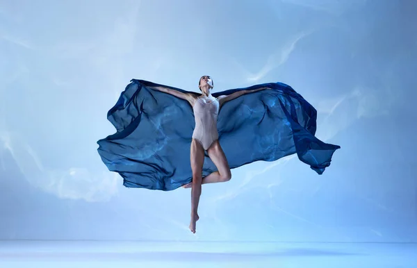 Licht Stuitert Portret Van Springende Vrouwelijke Balletdanseres Met Gestrekte Voeten — Stockfoto
