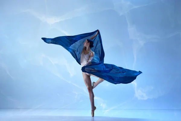 Inspirada Hermosa Bailarina Bailando Mirando Hacia Otro Lado Sobre Fondo —  Fotos de Stock