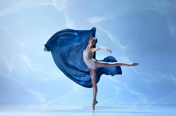 Flexibiliteit Gratie Tonen Ballerina Draagt Beige Bodysuit Danst Elegante Bewegingen — Stockfoto