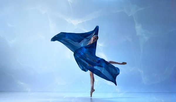 Естетика Балету Одна Емоційна Балерина Купальнику Танцює Шовком Кінчиках Пальців — стокове фото