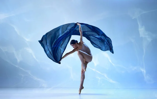 海の波 優雅さを示す 青い背景の上に生地のシルクでベージュのボディスーツのダンスを身に着けている愛らしいダンサー 絹のバレエ 古典バレエ インスピレーション 美しさ ダンス 創造性の概念 — ストック写真