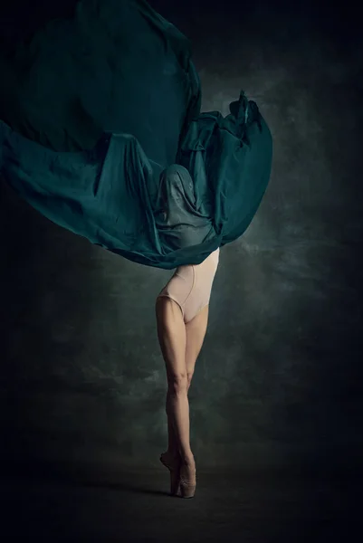 Jong Meisje Dansen Met Elegantie Bewegingen Stof Bedekken Het Gezicht — Stockfoto