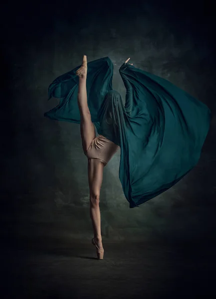 表现出灵活性 年轻而美丽的芭蕾舞演员站在丝线上 用丝织品包裹着深绿色的背景 美丽的概念古典芭蕾舞艺术 芭蕾的美学 — 图库照片