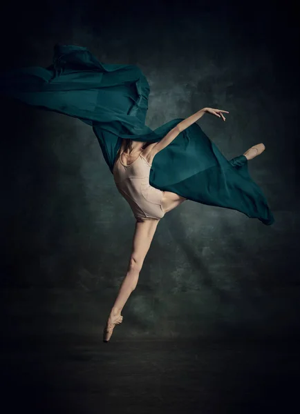 Selyemmel Repül Súlytalan Könnyű Ugrás Érzéki Balerina Kinyújtott Lábbal Sötétzöld — Stock Fotó