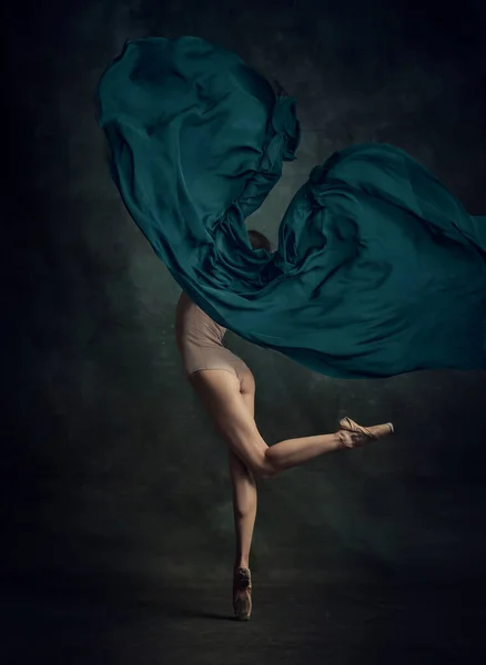 有丝绸的芭蕾舞团年轻芭蕾舞演员穿着米黄色的紧身衣 在深色背景下跳舞的肖像 经典芭蕾的概念 创造力 — 图库照片