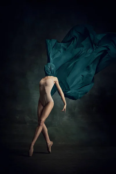 华丽的轮廓 迷人的芭蕾舞演员用丝织品在深绿色背景上舞姿优美 灵活性 灵感的概念 当代舞蹈的美丽 — 图库照片