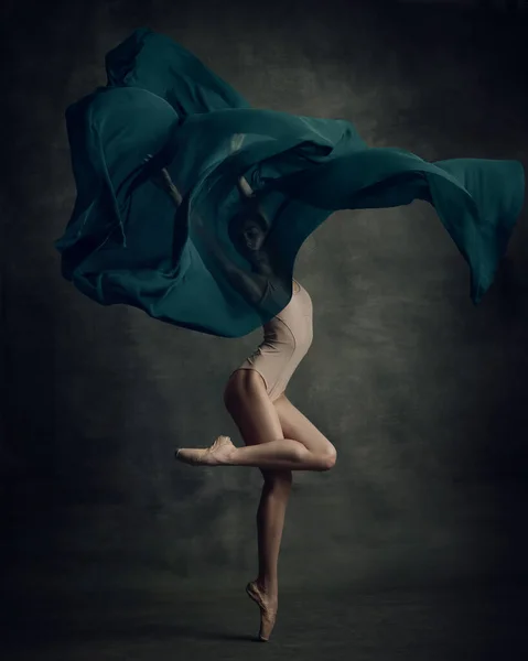 温柔的时刻 拍的专业芭蕾舞演员在米黄色的紧身衣与面料隔离在深绿色的背景 经典芭蕾的概念 创造力 — 图库照片