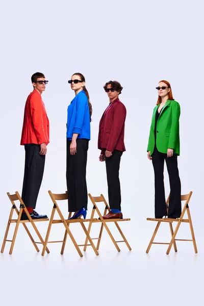 Trabalho Equipa Grupo Jovens Equipe Vestindo Casacos Elegantes Coloridos Cadeira — Fotografia de Stock