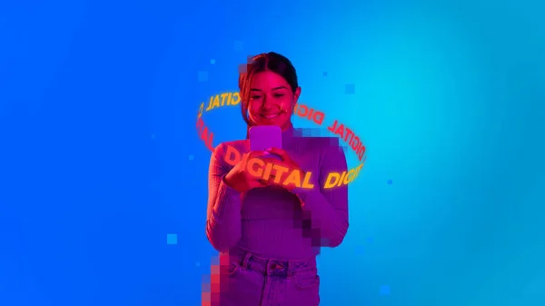現代技術 若い笑顔の女の子はネオンレタリングでスマートフォンでチャット頭の周りのデジタル青の背景に隔離された デジタル化 テクノロジー時代の概念 — ストック写真