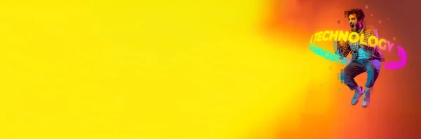 Baner Skaczącym Krzyczącym Człowiekiem Neonową Technologią Literowania Wokół Ciała Żółtym — Zdjęcie stockowe