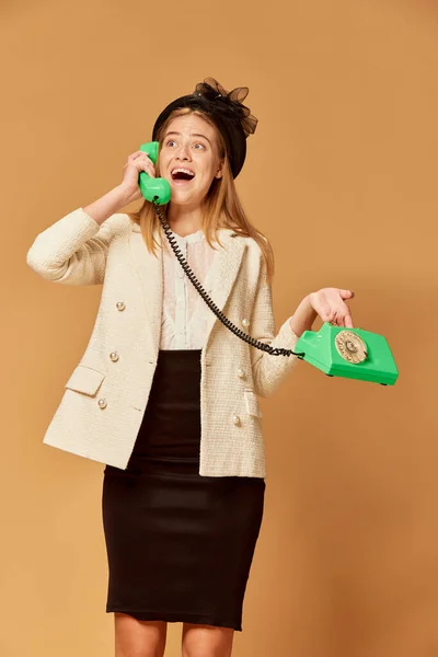 Podekscytowana Rozmowa Ładna Kobieta Staromodnych Ciuchach Trzymająca Telefon Mówiąca Zaskoczoną — Zdjęcie stockowe